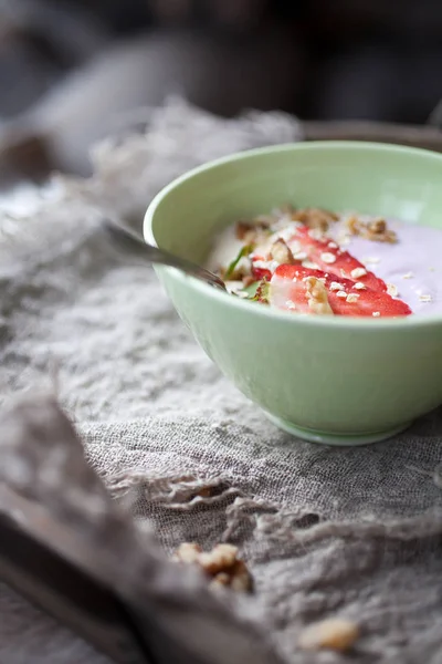 Smoothie saboroso na tigela — Fotografia de Stock