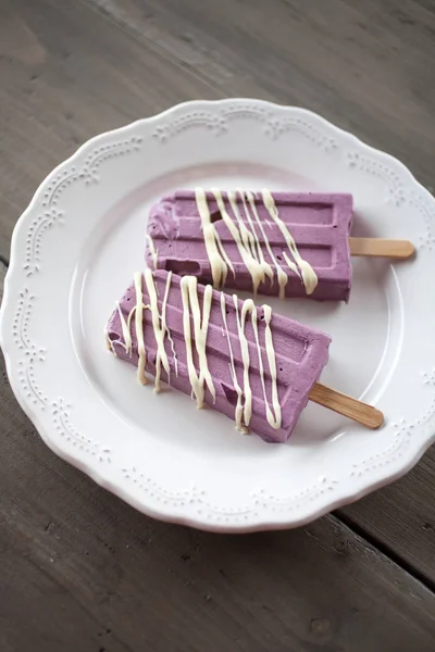 Popsicles aux myrtilles au chocolat blanc — Photo