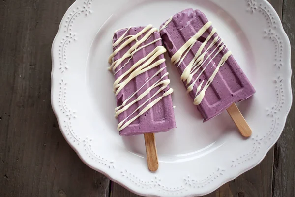 Blueberry popsicles with white chocolate — Stock Photo, Image
