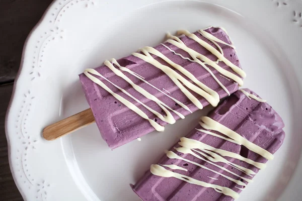 Blueberry popsicles with white chocolate — Stock Photo, Image