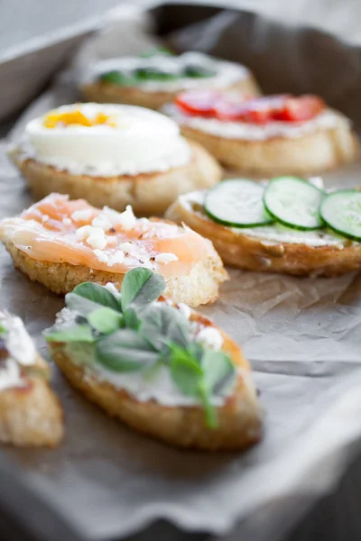 Huisgemaakte Crostini met toppings — Stockfoto