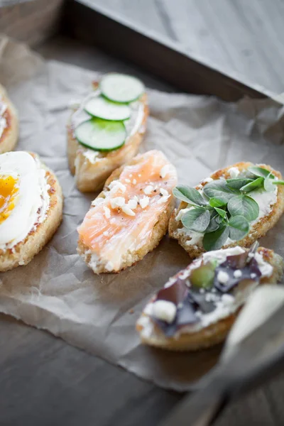 Hemmagjord crostinis med pålägg — Stockfoto