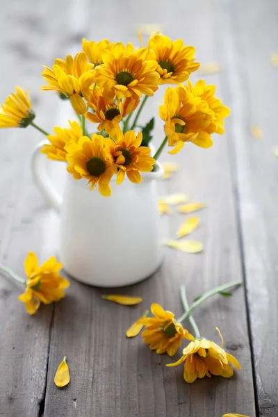 Bouquet of pretty yellow chrysanthemums — Stock Photo, Image