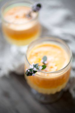 Havuç, elma ve portakal suyu