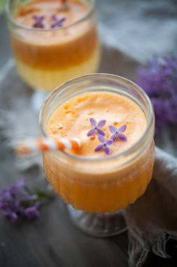 Havuç, elma ve portakal suyu