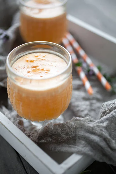 Suco com cenoura, maçã e laranja — Fotografia de Stock