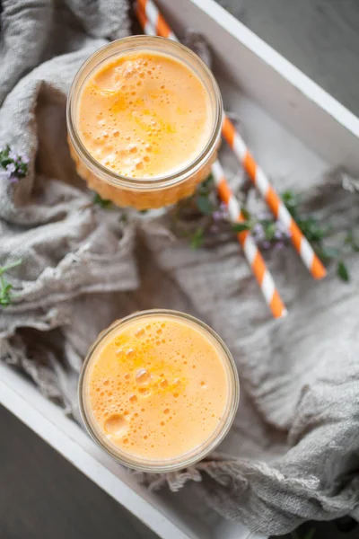 Suco com cenoura, maçã e laranja — Fotografia de Stock