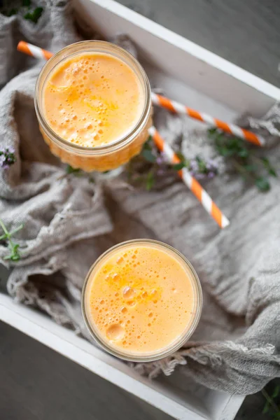 Suco com cenoura, maçã e laranja — Fotografia de Stock