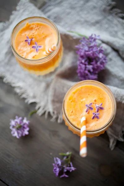 Juice med morot, äpple och apelsin — Stockfoto
