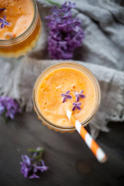 Suco com cenoura, maçã e laranja — Fotografia de Stock