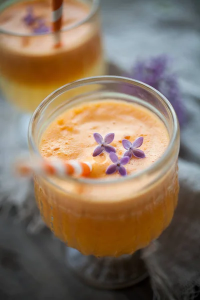 Juice med morot, äpple och apelsin — Stockfoto