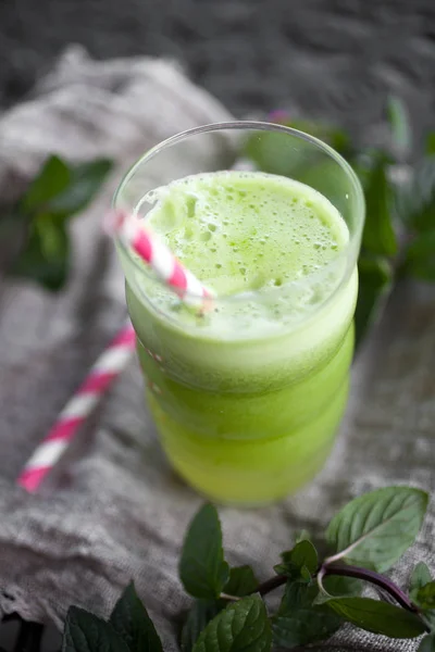 Зеленый свежий сок — стоковое фото