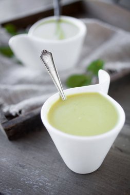 Yeşil bezelye çorbası