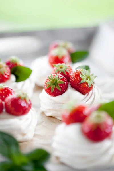 Mini-Pavlova mit Erdbeeren — Stockfoto