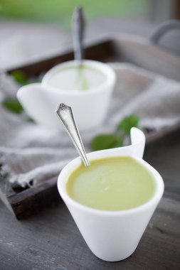 Yeşil bezelye çorbası