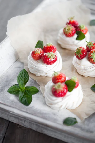 Mini-Pavlova mit Erdbeeren — Stockfoto