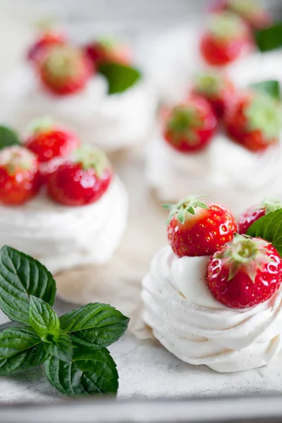 Mini-Pavlova mit Erdbeeren — Stockfoto