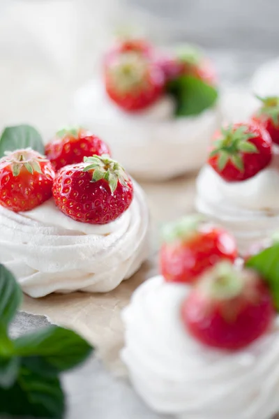 Mini pavlova cu căpșuni — Fotografie, imagine de stoc