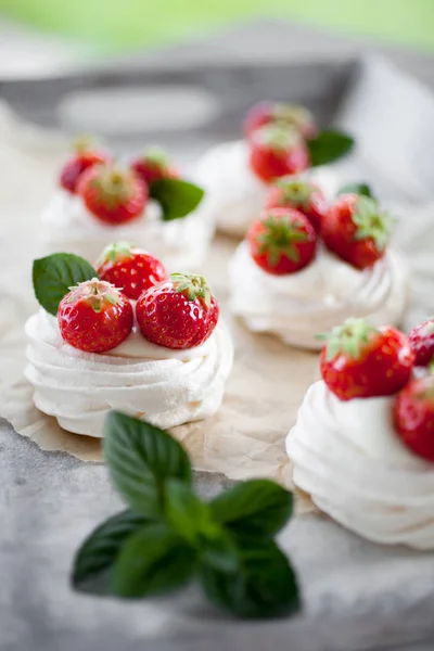 Mini-Pavlova mit Erdbeeren — Stockfoto