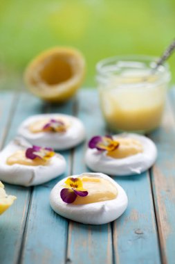 Mini pavlova Limon Lor ve çiçeklerle