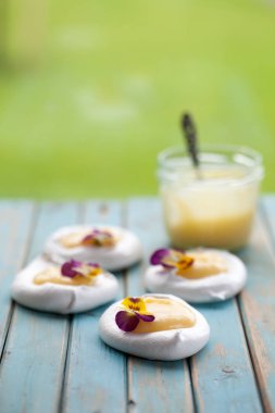 Mini pavlova Limon Lor ve çiçeklerle