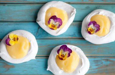 Mini pavlova Limon Lor ve çiçeklerle