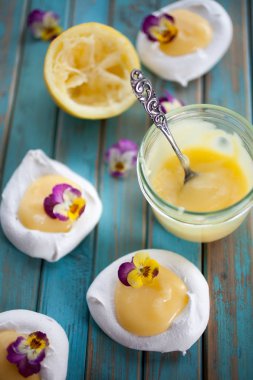 Mini pavlova Limon Lor ve çiçeklerle