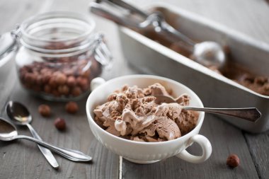 Çikolatalı fındıklı dondurma