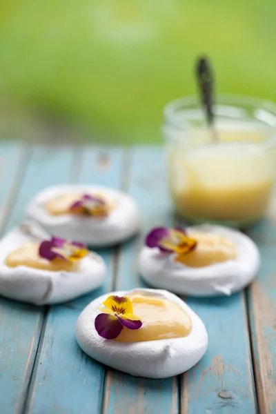 Mini pavlova med lemon curd och blommor — Stockfoto