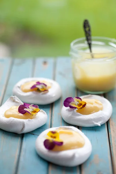 Mini pavlova met lemon curd en bloemen — Stockfoto
