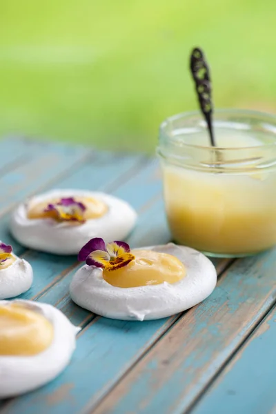 Μίνι pavlova με λεμόνι πηγμένο γάλα για τυρί και λουλούδια — Φωτογραφία Αρχείου