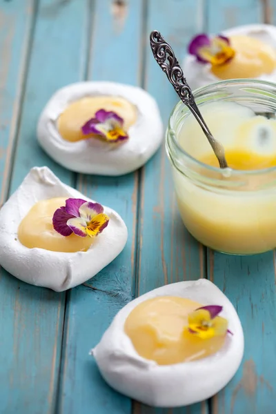 Mini pavlova met lemon curd en bloemen — Stockfoto