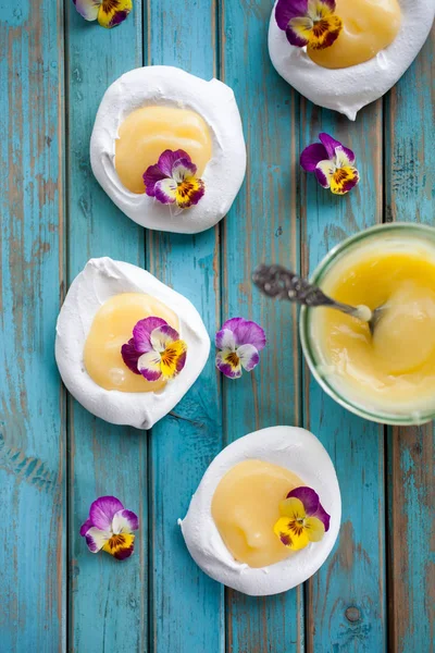 Mini pavlova med lemon curd och blommor — Stockfoto