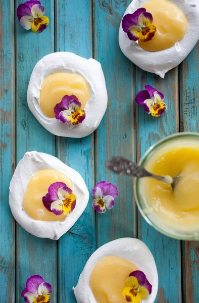 Mini pavlova Limon Lor ve çiçeklerle