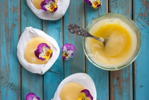 Mini pavlova com coalhada de limão e flores — Fotografia de Stock