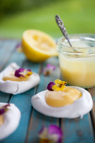 Μίνι pavlova με λεμόνι πηγμένο γάλα για τυρί και λουλούδια — Φωτογραφία Αρχείου