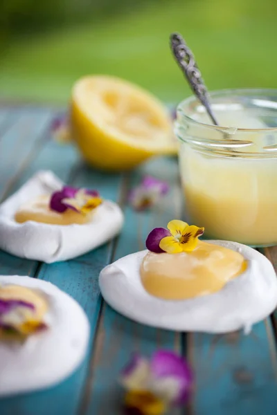 Mini pavlova com coalhada de limão e flores — Fotografia de Stock