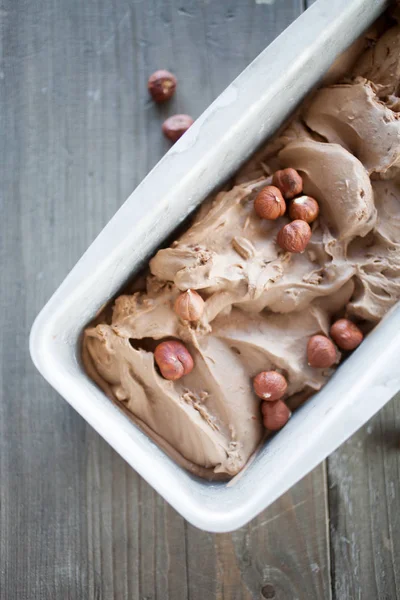 Çikolatalı fındıklı dondurma — Stok fotoğraf
