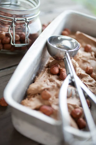 Çikolatalı fındıklı dondurma — Stok fotoğraf