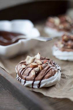 Mini pavlova fındık ezmesi ile