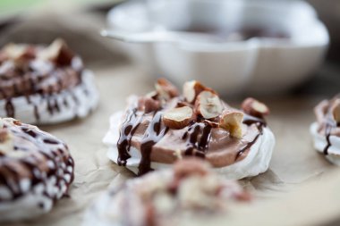 Mini pavlova fındık ezmesi ile