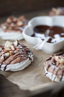 Mini pavlova fındık ezmesi ile