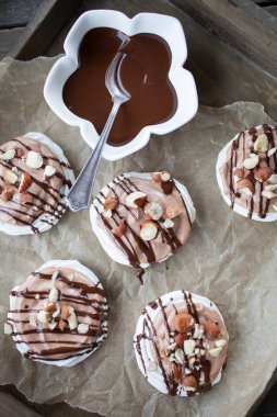 Mini pavlova fındık ezmesi ile