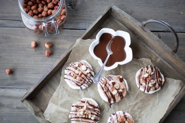Mini pavlova fındık ezmesi ile