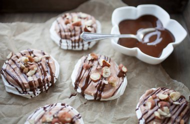 Mini pavlova fındık ezmesi ile