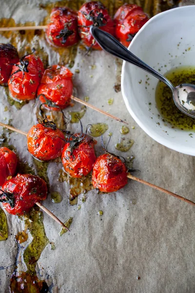 Brochetas de tomate a la parrilla y baguette tostada — Foto de Stock