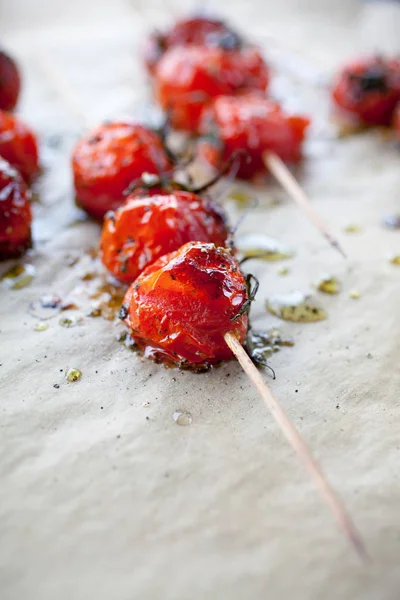 Grilled tomato skewers and toasted baguette — Stock Photo, Image