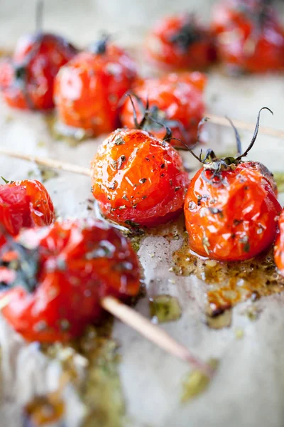 Brochetas de tomate a la parrilla y baguette tostada — Foto de Stock