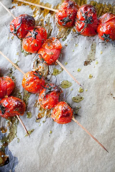 Grilled tomato skewers and toasted baguette — Stock Photo, Image