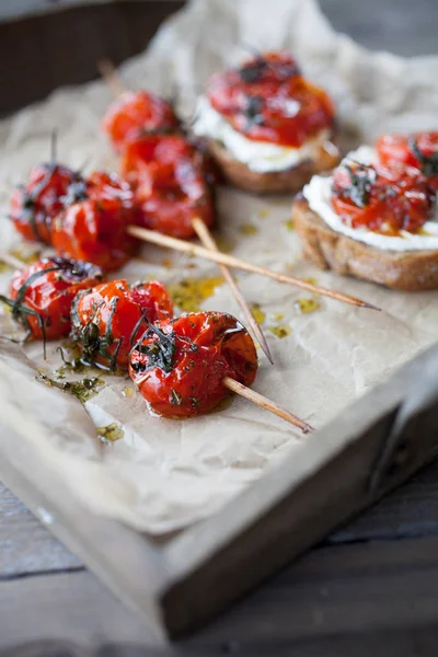Brochetas de tomate a la parrilla y baguette tostada — Foto de Stock